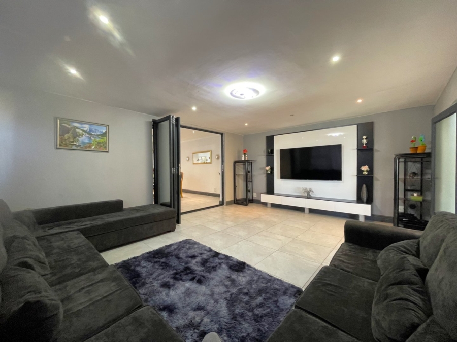 5 Bedroom Property for Sale in Pelican Heights Western Cape